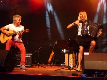 Christine Schmid und Gitarrist mit Chanson goes Gypsy